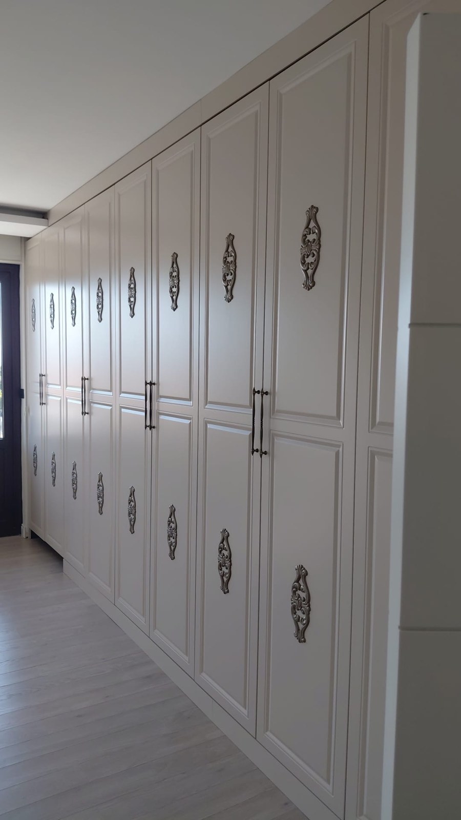 Dekoratif kapaklı, ölçüye özel gardırop