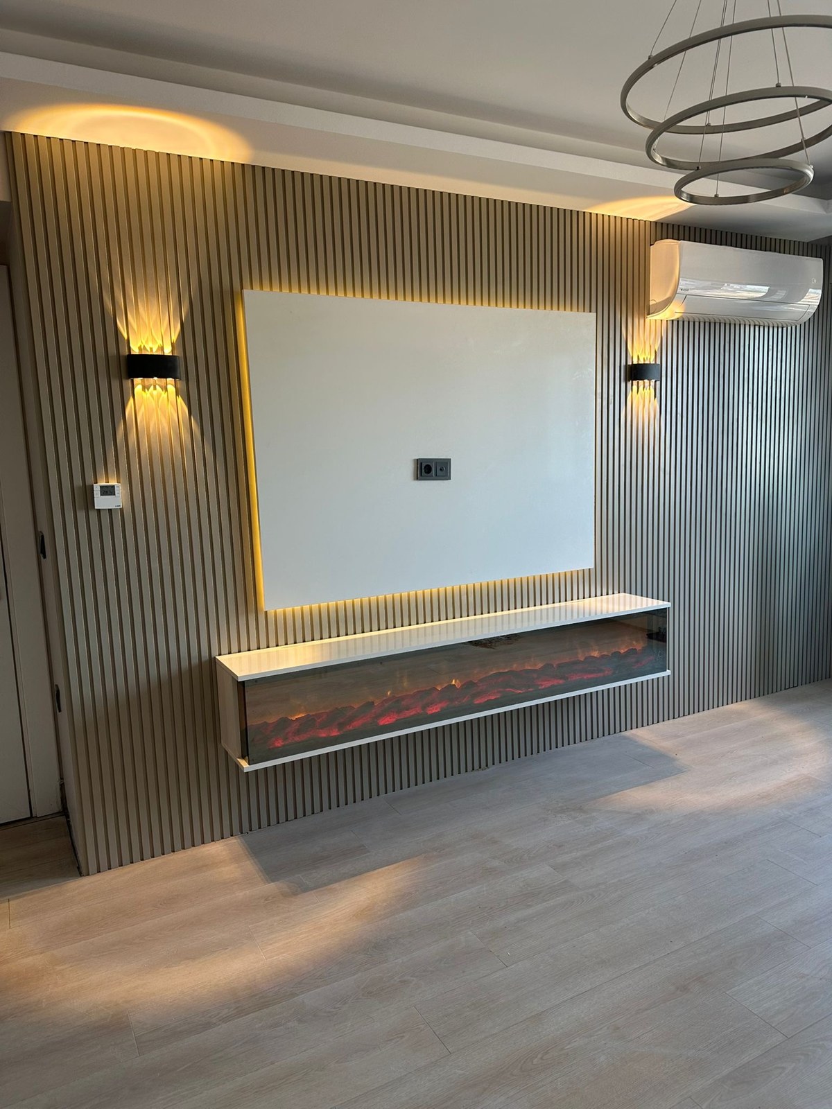 Ahşap tonlarında panel ve TV ünitesi